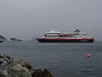 Hurtigrutenschiff in Alesund &ndash; &copy; Ingrid Langer (Eberhardt TRAVEL)