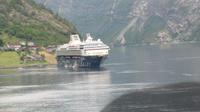 Geiranger - Mein Schiff 2 vor Geiranger &ndash; &copy; Annette Weise (Eberhardt TRAVEL)