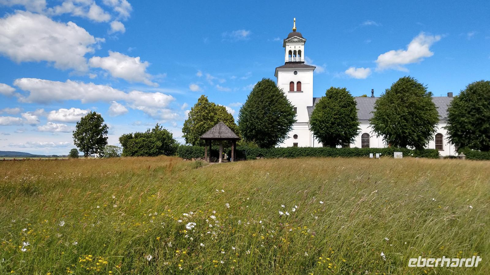 019 Kirche und Runenstein von Rök &ndash; &copy; Konrad Füssel (Eberhardt TRAVEL)