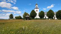 019 Kirche und Runenstein von Rök &ndash; &copy; Konrad Füssel (Eberhardt TRAVEL)