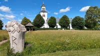 020 Kirche und Runenstein von Rök &ndash; &copy; Konrad Füssel (Eberhardt TRAVEL)