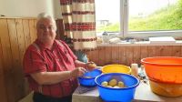 Chef der Gartalm heute beim Kartoffelschälen... &ndash; &copy; Ria Heilmann (Eberhardt TRAVEL)