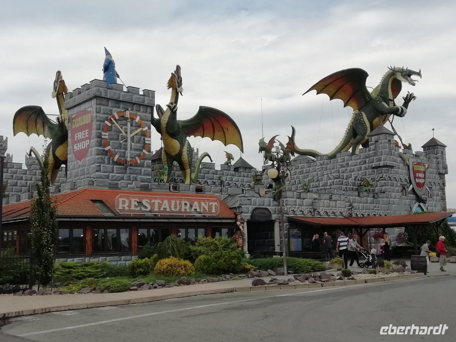 Unsere letzte Pause während der Anreise machten wir bei diesen Drachen &ndash; &copy; Martina Pötschke (Eberhardt TRAVEL)