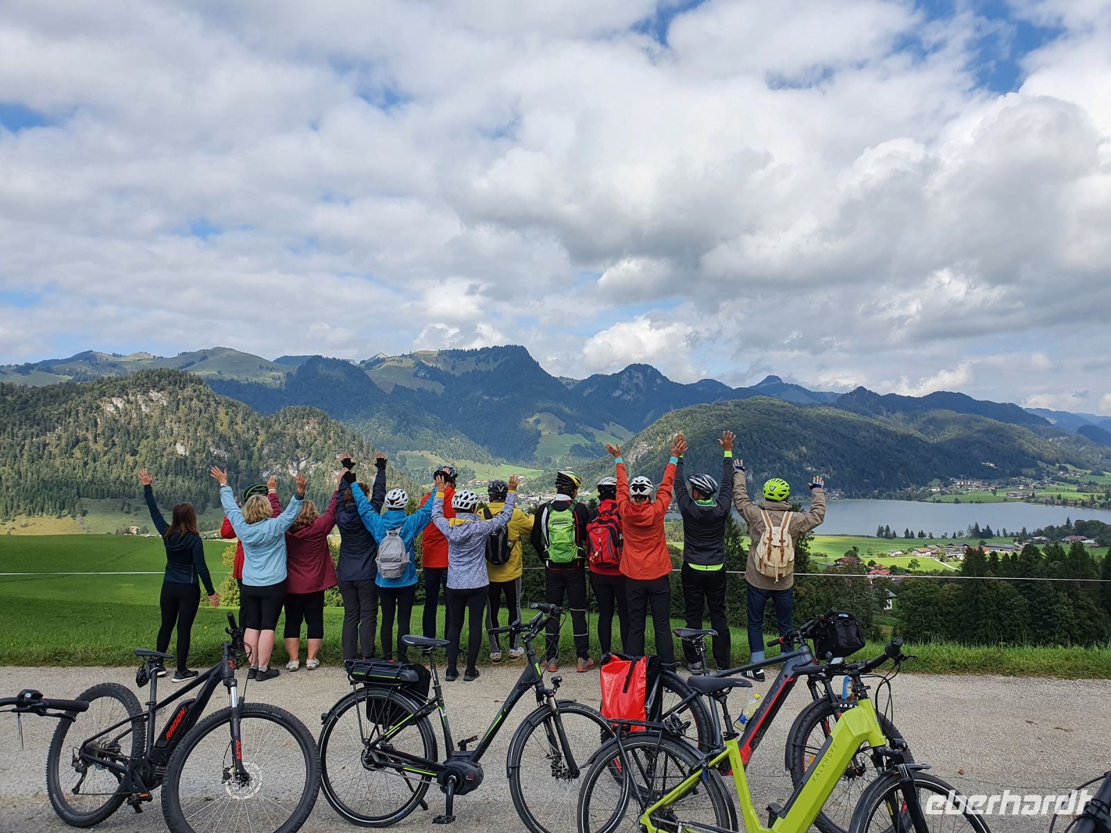 Gruppenfoto mit Blick auf den Walchsee &ndash; &copy; Sophia Bär (Eberhardt TRAVEL)