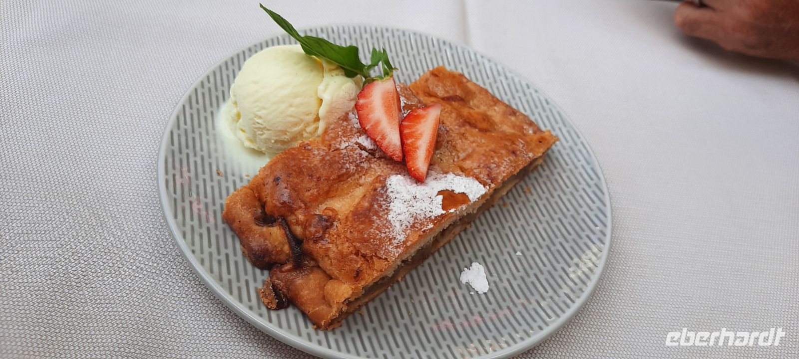 Apfelstrudel &ndash; &copy; Betina Marinow (Eberhardt TRAVEL)