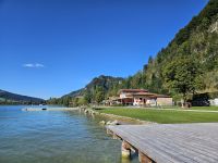 Walchsee mit Cafe See la Vie.jpg &ndash; &copy; Sophia Bär (Eberhardt TRAVEL)