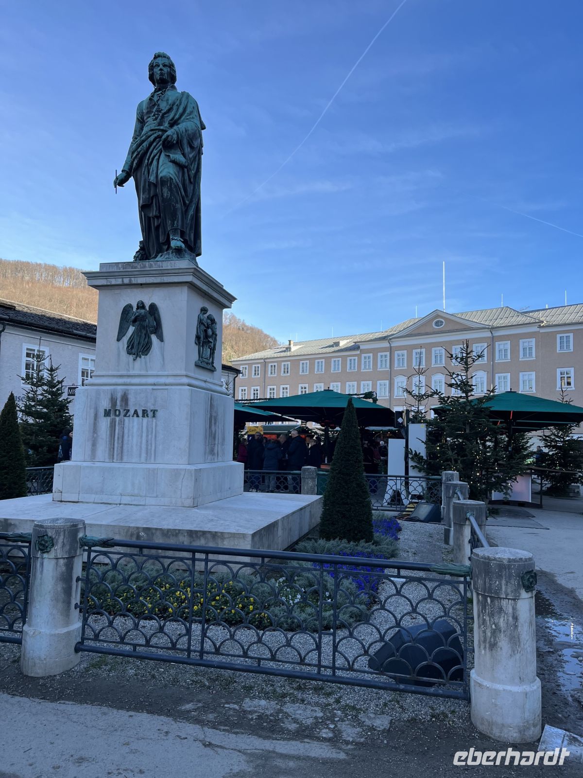Mozart-Denkmal am gleichnamigen Platz, dort ist auch die Tourist-Info &ndash; &copy; Heike Wunder (Eberhardt TRAVEL)