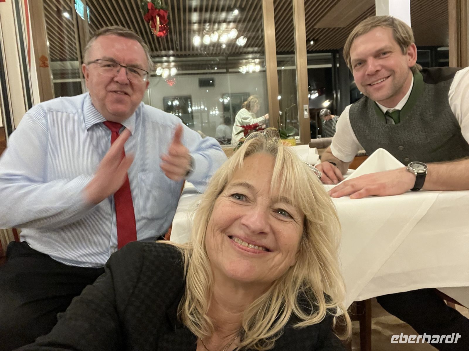 Hotelchef, Juniorchef und Reiseleiterin verabschieden sich und wünschen ein gutes 2024! &ndash; &copy; Heike Wunder (Eberhardt TRAVEL)
