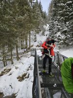 Loki wird getragen &ndash; &copy; Ria Heilmann (Eberhardt TRAVEL)
