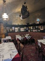 Blick in den lieben Augustin mit vielen Autogrammen berühmter Künstler &ndash; &copy; Günter Thomas Menzel (Eberhardt TRAVEL)