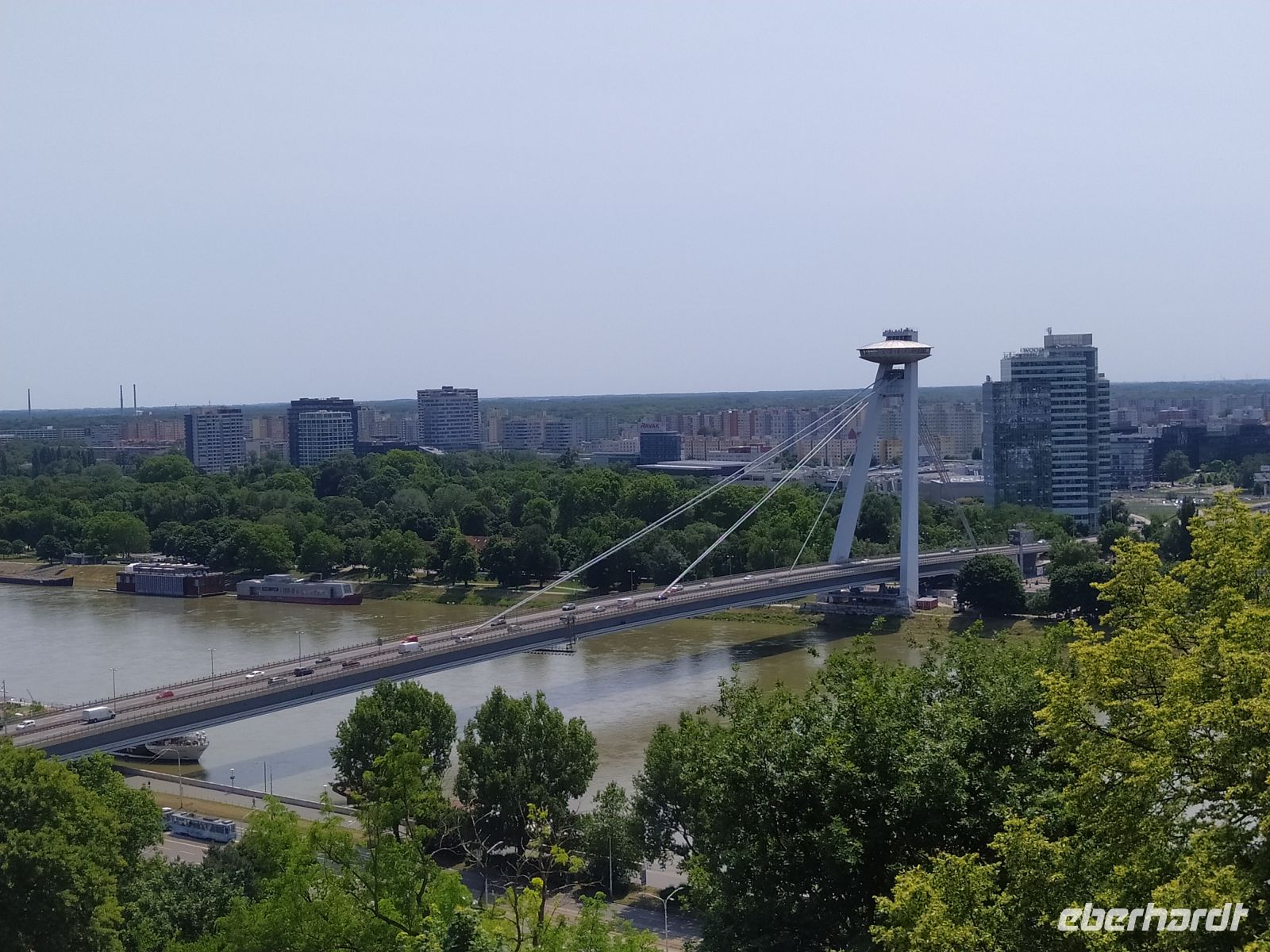 Bratislavaer UFO an der Donau, Bratislava &ndash; &copy; Andrey Kulikov (Eberhardt TRAVEL)
