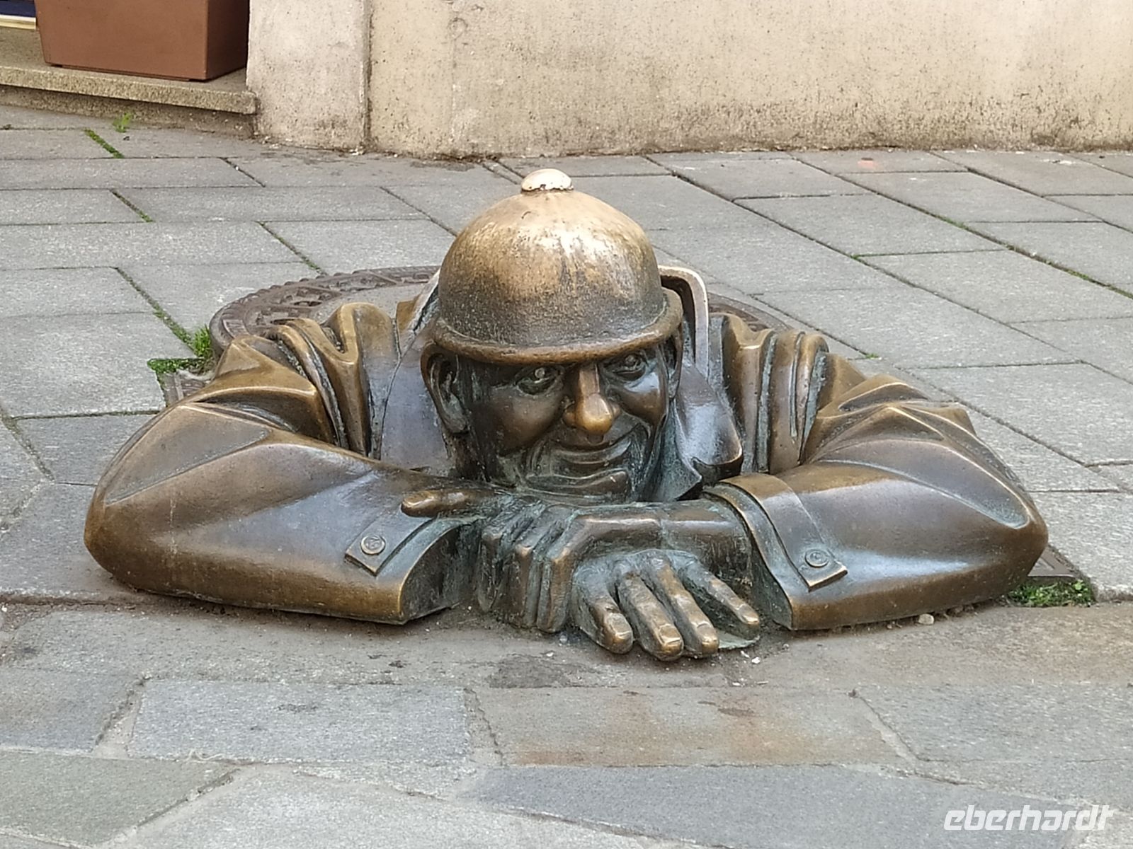 Wer guckt da aus dem Gully? Camil – der kleine Junge aus dem Kanaldecke, Bratislava &ndash; &copy; Andrey Kulikov (Eberhardt TRAVEL)