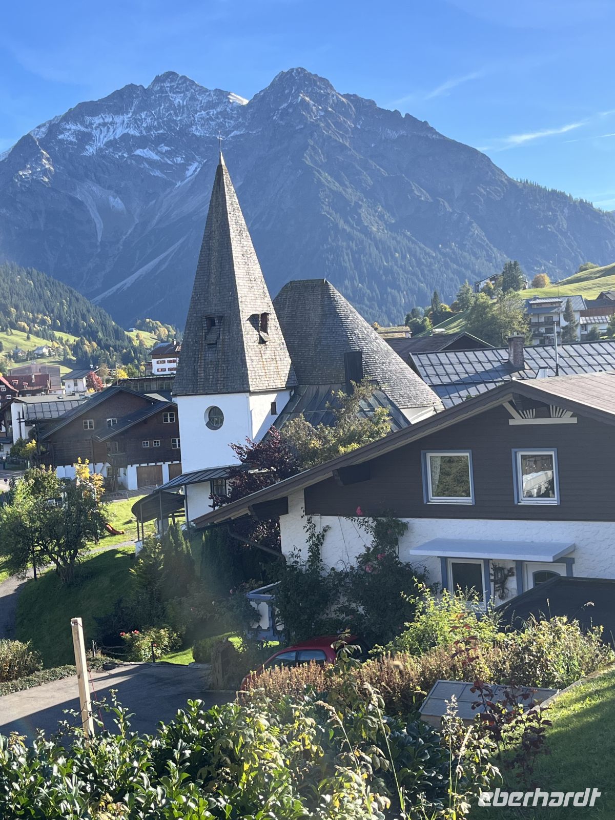 Evangelische Kirche und Pfarrhaus in Hirschegg &ndash; &copy; Renate Grafe (Eberhardt TRAVEL)