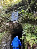 Eingang mit Büste von Johann Stühle - Erschließer der Klamm &ndash; &copy; Renate Grafe (Eberhardt TRAVEL)