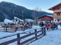 Weihn_Salzbg.: Filzmoos - Vorbereitung auf Kutschfahrt &ndash; &copy; Dieter Braune (Eberhardt TRAVEL)