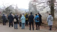 8-die Gruppe lauscht dem Guide