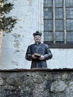 58-der Pfarrer schaut nach den Pilgerern &ndash; &copy; Gerd Müller (Eberhardt TRAVEL)
