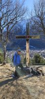 Ria mit Loki am Kreuz über Mittenwald &ndash; &copy; Ria Heilmann (Eberhardt TRAVEL)