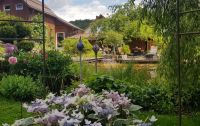Bad Goisern - im Garten von Rainer und Doris - romantisch angelegter Hausgarten mit Teichlandschaft und Sitzecke &ndash; &copy; Anke Nicke (Eberhardt TRAVEL)