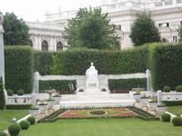 Wien  -  Volksgarten mit 