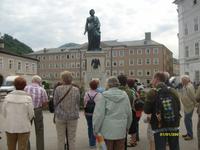 am Mozartdenkmal &ndash; &copy; Elke Reuter (Eberhardt TRAVEL)