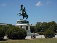 Wien  -  Heldenplatz mit Reiterstandbild des Erzherzog Karl &ndash; &copy; Uta Leßke (Eberhardt TRAVEL)