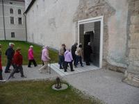 Das moderne Eingangstor in den ca. 800 Jahre alten Dom hinein, wahrlich mutig. 