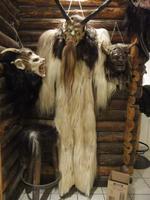 Geschnitzte Masken gehören zur Tradition im Tal