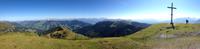 Blick über den Gipfel mit Gipfelkreuz und dem Steinernen Meer &ndash; &copy; Jim Kattner (Eberhardt TRAVEL)