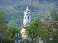 Die Blaue Kirche ist das Wahrzeichen von Dürnstein &ndash; &copy; Martina Pötschke (Eberhardt TRAVEL)