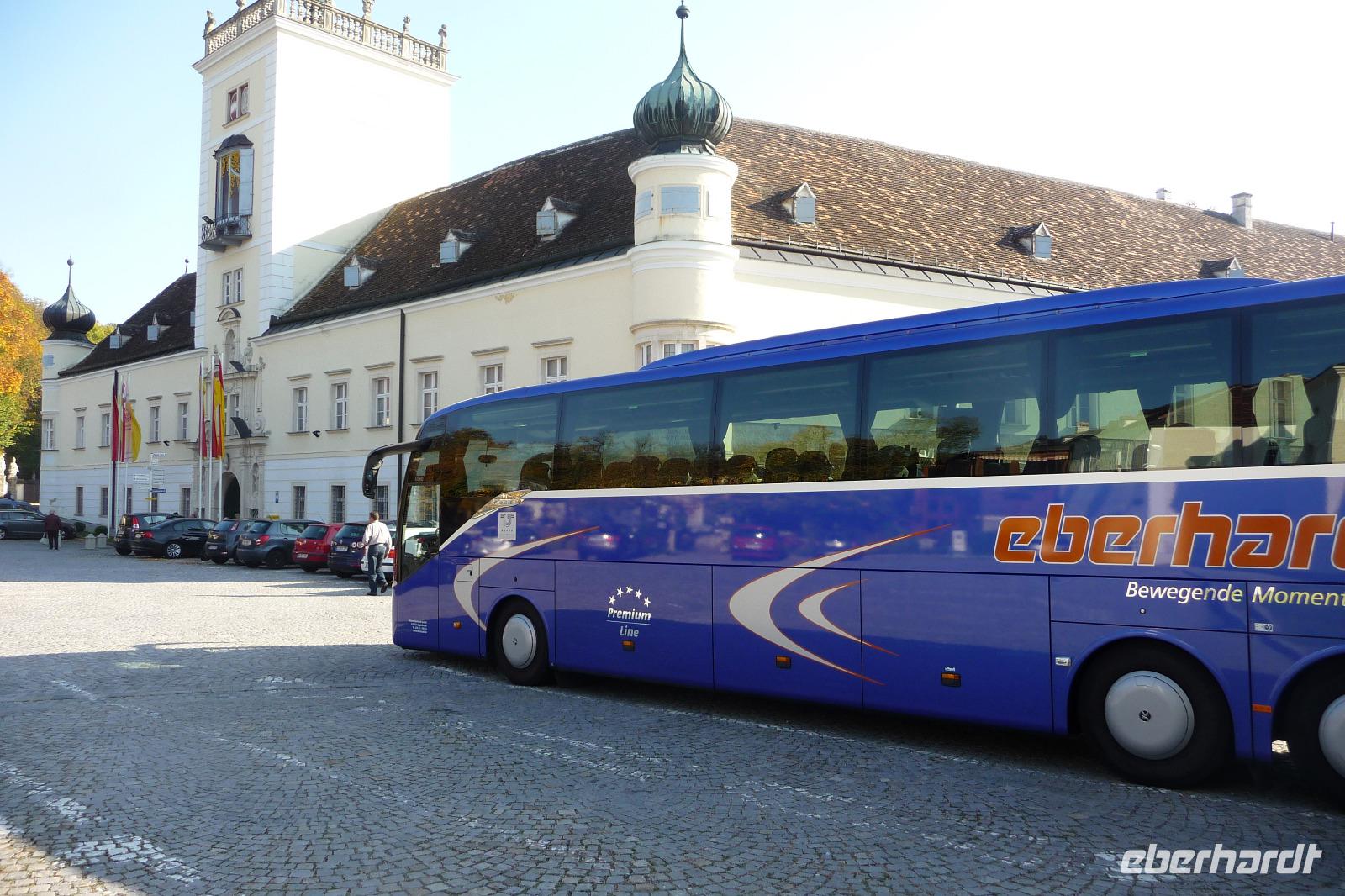 Kloster Heiligenkreuz, mit Premium Reisebus &ndash; &copy; Jürgen Müller (Eberhardt TRAVEL)