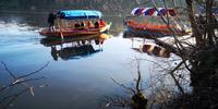 Die Pletnas transportieren bis zu 12 Personen, die wegen der Balance ruhig sitzen bleiben müssen &ndash; &copy; Armin Harsdorff (Eberhardt TRAVEL)