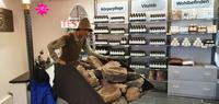Im Steinöl Shop &ndash; &copy; Alina Konstantinov (Eberhardt TRAVEL)