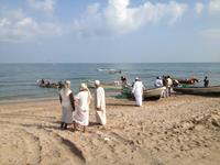 010 Fischer am Strand von Barka &ndash; &copy; Patrick Fritzsche (Eberhardt TRAVEL)