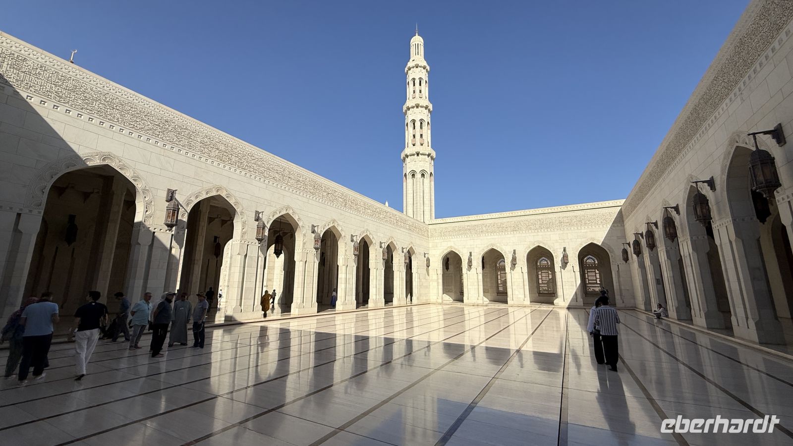 Besichtigung der Sultan-Qabus-Moschee &ndash; &copy; Jacob Spangenberg (Eberhardt TRAVEL)