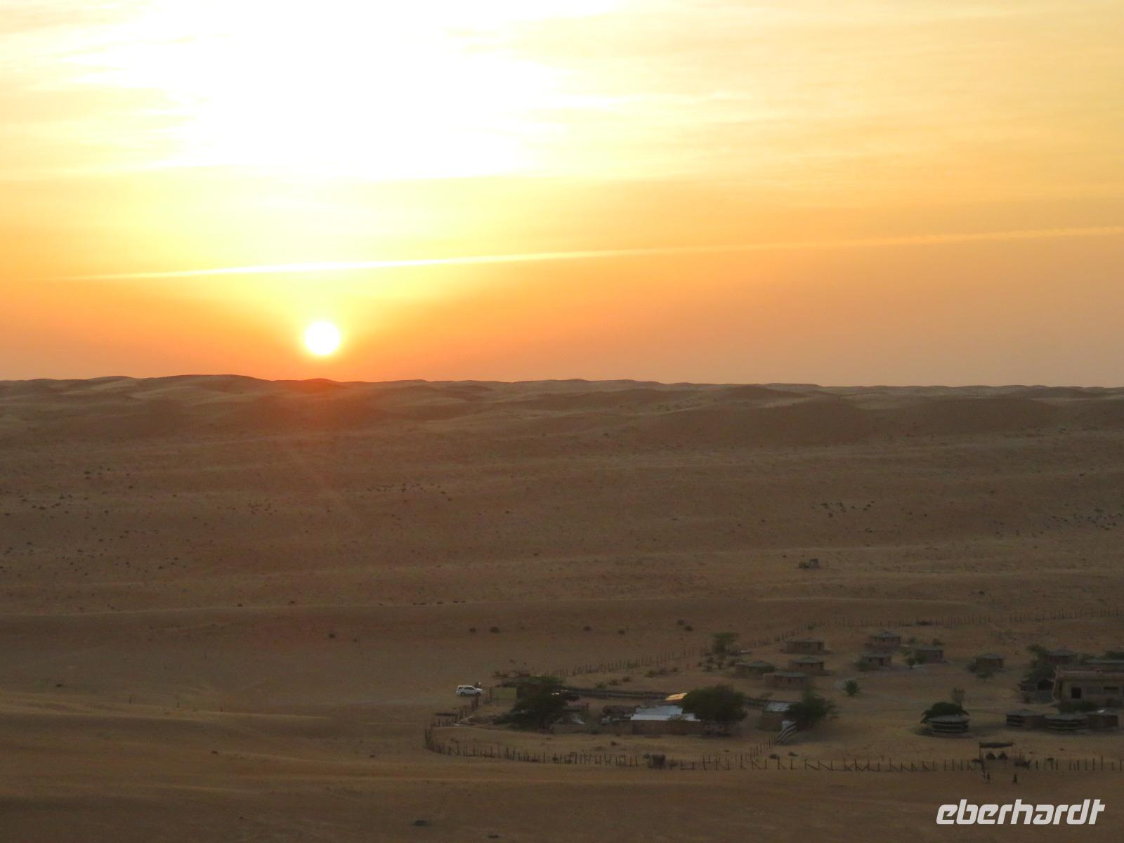 in der Wüste Wahiba Sands - Beim Sonnenuntergang &ndash; &copy; Annette Weise (Eberhardt TRAVEL)