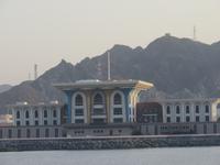 Muscat - Dhau-Fahrt zum Sonnenuntergang - Sultanspalast &ndash; &copy; Annette Weise (Eberhardt TRAVEL)