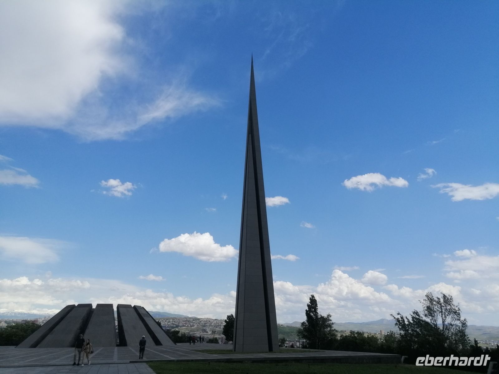 Besichtigung des Genozid-Denkmals Zizernakaberd &ndash; &copy; Andrej Kulikov (Eberhardt TRAVEL)