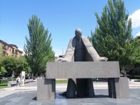 Stadtrundgang durch Jerevan: Denkmal für Stadtarchitekten Alexander Tamanian &ndash; &copy; Andrej Kulikov (Eberhardt TRAVEL)