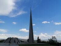 Besichtigung des Genozid-Denkmals Zizernakaberd &ndash; &copy; Andrej Kulikov (Eberhardt TRAVEL)