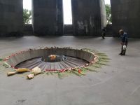 Besichtigung des Genozid-Denkmals Zizernakaberd &ndash; &copy; Andrej Kulikov (Eberhardt TRAVEL)