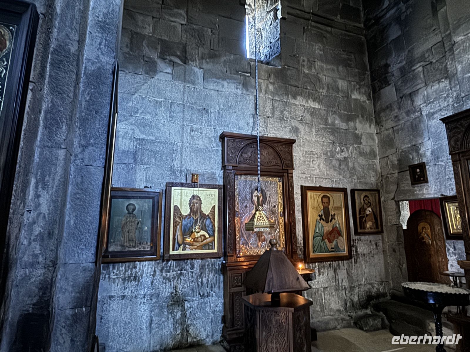 Altar der Gergeti-Dreifaltigkeitskirche &ndash; &copy; Falk Rätzer (Eberhardt TRAVEL)