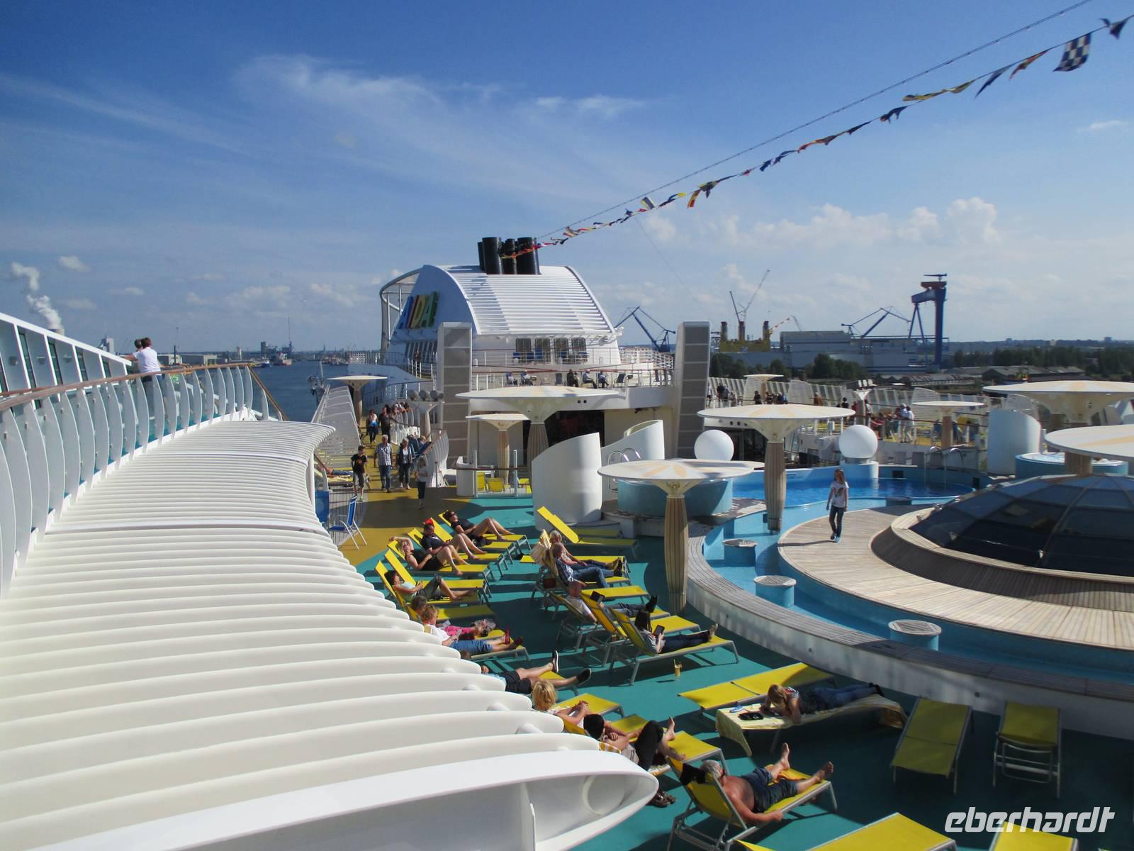 Poollandschaft an Deck der AIDAbella &ndash; &copy; Christine Paulan (Eberhardt TRAVEL)