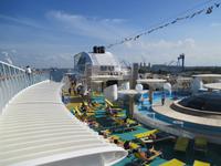 Poollandschaft an Deck der AIDAbella &ndash; &copy; Christine Paulan (Eberhardt TRAVEL)
