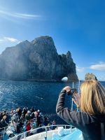 Langsam kommen wir näher... das Hole in the Rock sieht klein aus &ndash; &copy; Birgit Kirchner (Eberhardt TRAVEL)