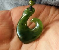 das typische Anker-Symbol der Maori...in Jade &ndash; &copy; Birgit Kirchner (Eberhardt TRAVEL)