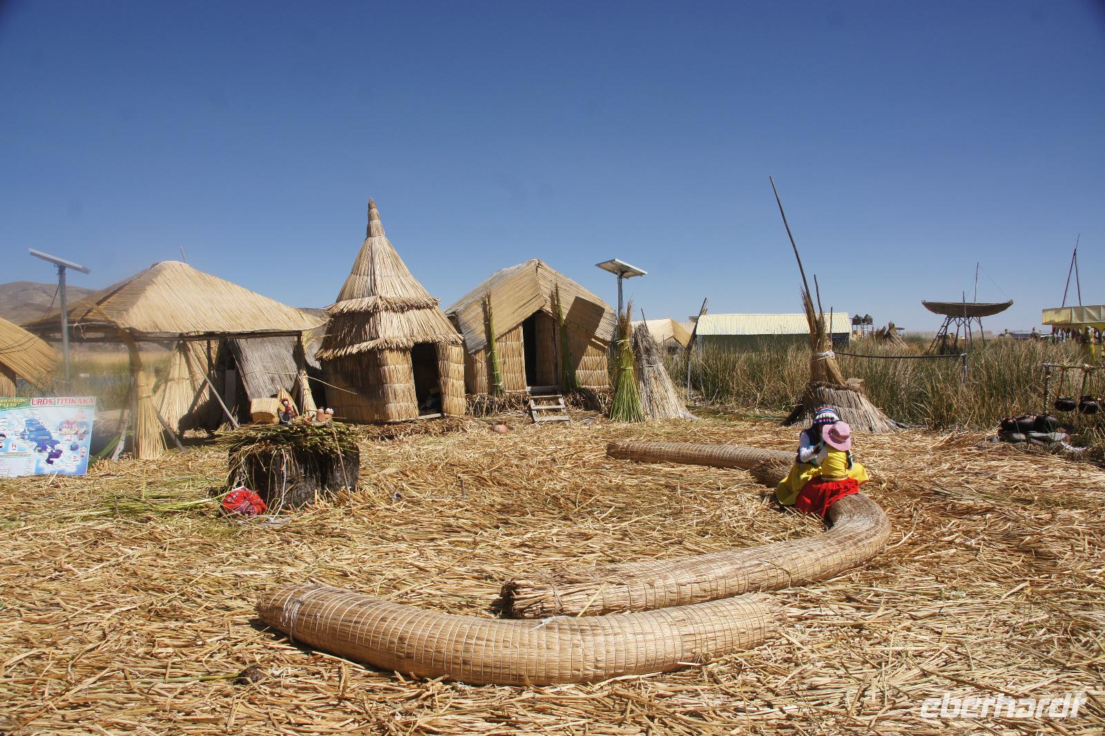 Besuch-bei-einer-Familie-auf-den-Uros-Inseln_Titicacasee_Peru &ndash; &copy; Maria Drewans (Eberhardt TRAVEL)