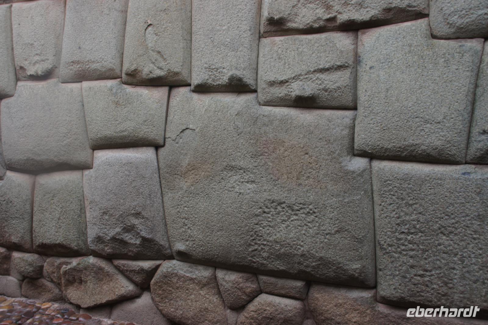 Die-Straße-des-zwölfeckigen-Steins_Calle-Hatun-Rumiyuq_Cusco_Peru &ndash; &copy; Maria Drewans (Eberhardt TRAVEL)