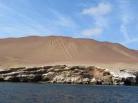 Bootsfahrt-zu-den-Ballestas-Inseln_Paracas_Peru_Geoglyphe-Candelabra &ndash; &copy; Maria Drewans (Eberhardt TRAVEL)