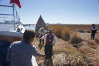 Besuch-bei-einer-Familie-auf-den-Uros-Inseln_Titicacasee_Peru &ndash; &copy; Maria Drewans (Eberhardt TRAVEL)